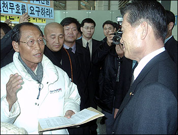 서경원 자통협 상임고문(왼쪽)이 이준 국방부장관을 만나 "이번 협의회에서는 소파 개정을 추진해야 한다"는 뜻을 전하고 있다. 